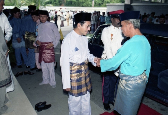  GAMBAR Asal  Usul  Pakaian Kerabat Diraja Johor  Baju  