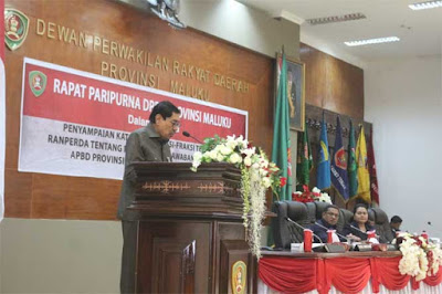 Ambon, Malukupost.com - Dewan Perwakilan Rakyat Daerah (DPRD) Provinsi Maluku menggelar rapat paripurna dalam rangka penyampaian kata akhir Fraksi-Fraksi DPRD terhadap penyampaian Laporan Pertanggungjawaban (LPJ) APBD Tahun Anggaran 2017, Senin (27/8) di Gedung dewan, kawasan Karang Panjang, Ambon.    Wakil Gubernur Maluku, Zeth Sahuburua, dalam sambutannya mengatakan, Pemerintah Provinsi (Pemprov) Maluku beberapa waktu yang lalu telah melaksanakan salah satu tugas konstitusional yaitu menyampaikan Laporan Pertanggungjawaban gubernur terhadap Pelaksanaan APBD Tahun 2017 kepada Dewan.