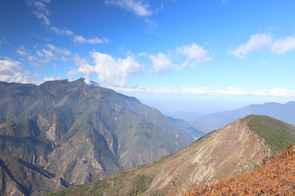 加年端山遙望丹大溪谷對岸的治茆山