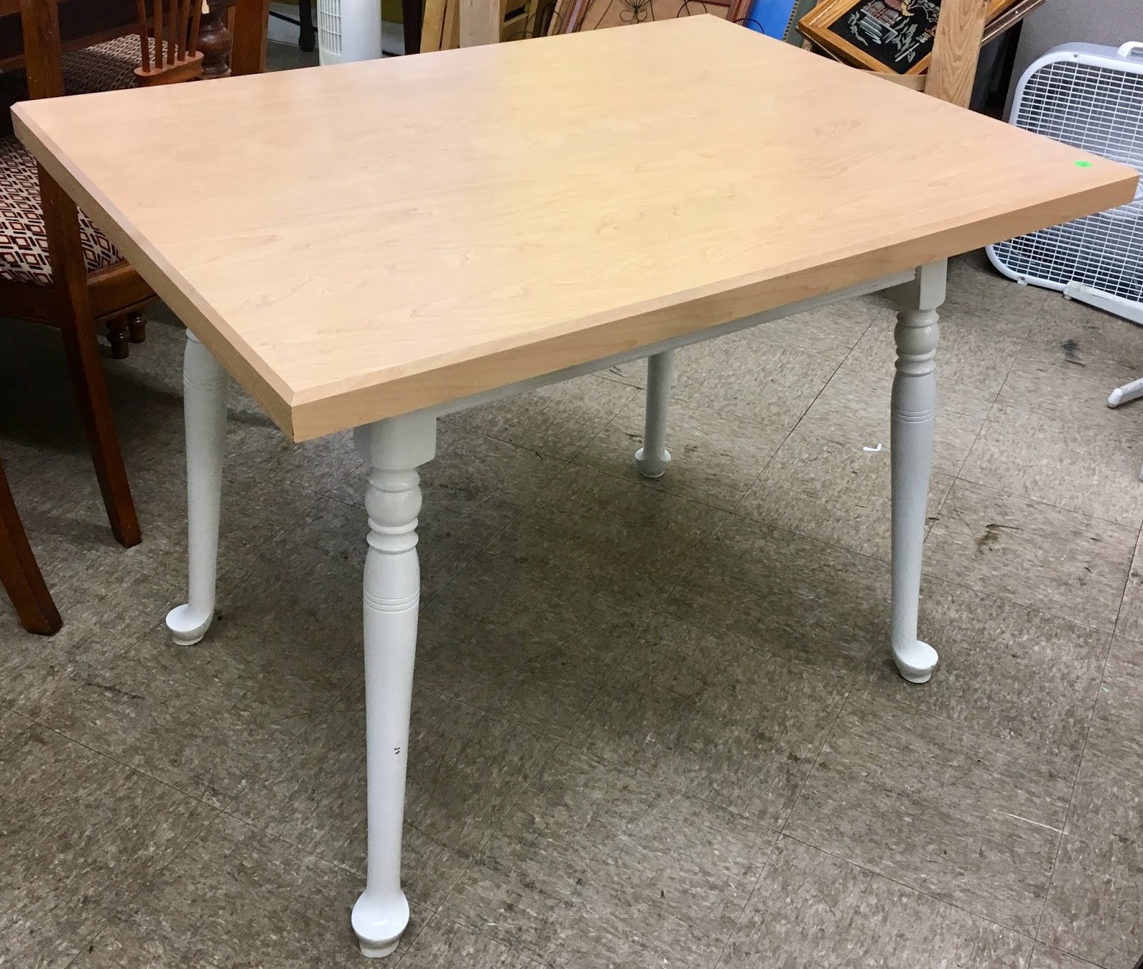 Uhuru Furniture & Collectibles Table with White Cabriole Legs & 2