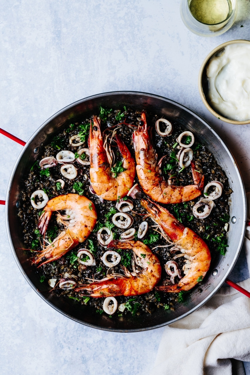 La Paella noire ou Paella Negra les pieds sous la table