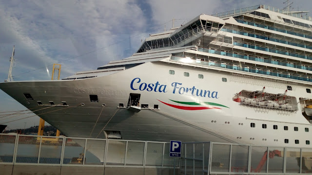 Le Costa Fortuna dans le port de Barcelone