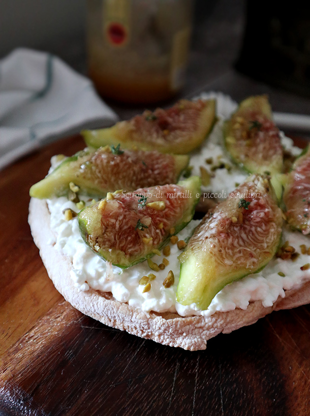 Friselle con fiocchi di latte, pistacchi, fichi, miele e timo Friselle con fiocchi di latte, pistacchi, fichi, miele e timo