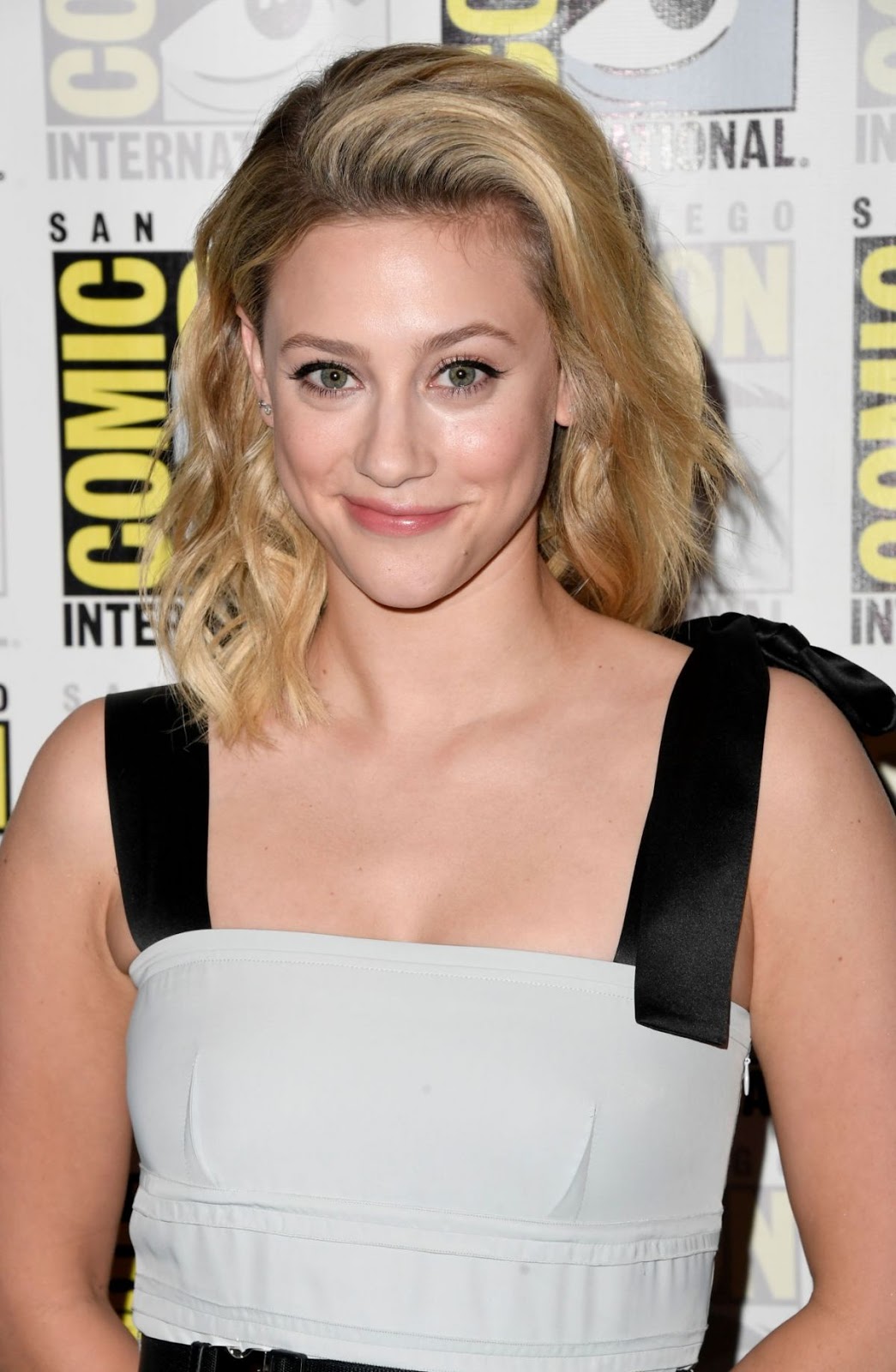 Lili Reinhart Clicks at Riverdale Photocall at Comic-con International