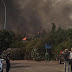 Φωτιά στη Βαρυμπόμπη: Οι φλόγες φτάνουν στην πλατεία - Εκκενώνεται η περιοχή