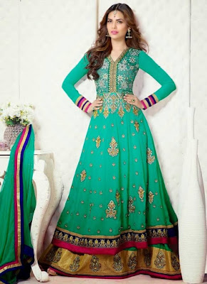 The color combination of this bridal mehndi dress is elegance at its finest.