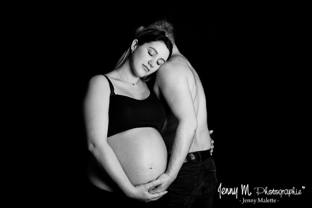 photographe grossesse maternité vendée 85 la roche sur yon photo couple noir et blanc