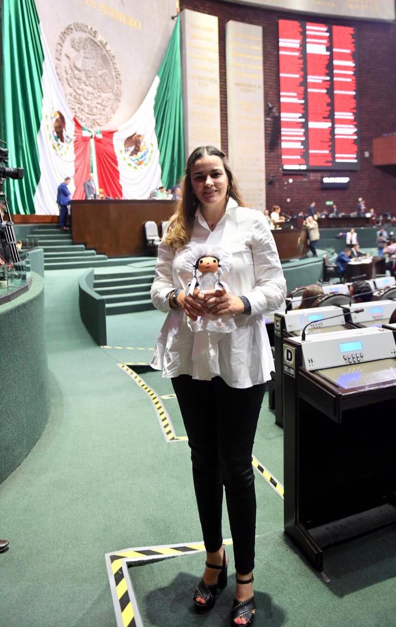 Nombran Embajadora de la Paz a Cecilia Patrón, artistas de Querétaro