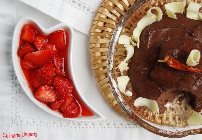Culinaria Ungaria: Schokoladenmousse mit Chili-Erdbeeren