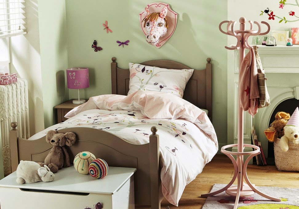 stylish vintage child's room decor, vintage furniture and accessories, vintage style