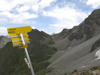 Von hinten komme ich und nach rechts geht's weiter