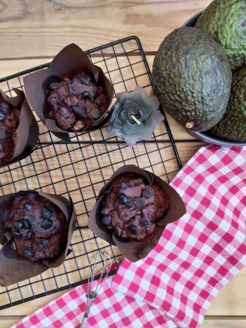 Muffins integrales de aguacate y chocolate. Receta saludable. Desayuno, merienda postre. Vegano Invierno, horno Cuca