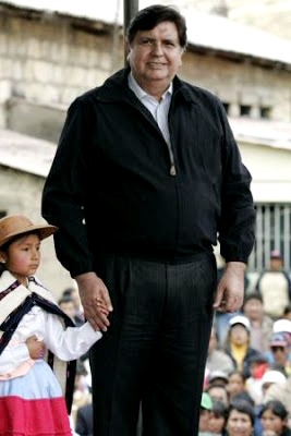 Alan García Pérez más gordo y de la mano de una niña Foto de Alan García Pérez en provincia con una niña