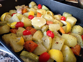 llit vegetal amb patates i llimona per a les guatlles rostides i lacades amb mel