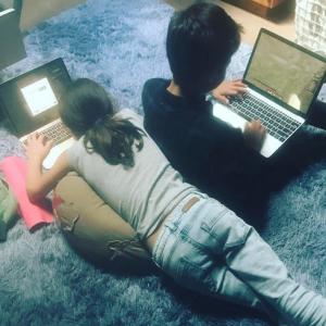 Jennifer Lopez supervisa a sus hijos en Internet