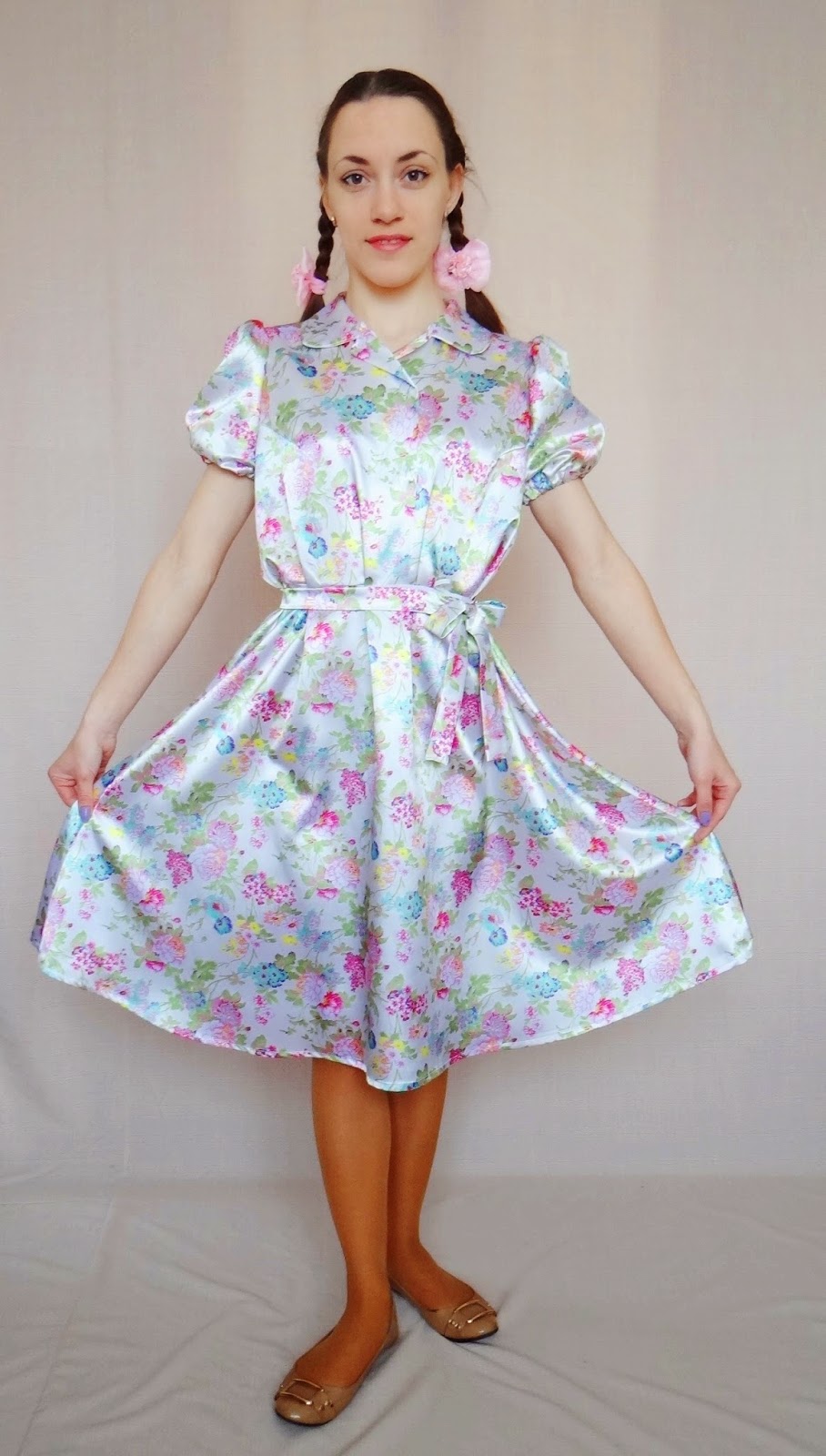 Платье из ситца. Летнее платье в цветочек. Ткань с мелкими цветами. Девушка в платье в цветочек. Ситцевый человек.