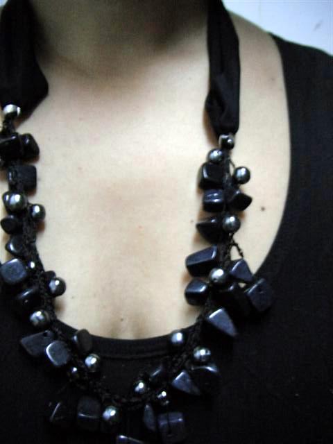 El detalle que hace la diferencia: Elegante collar negro