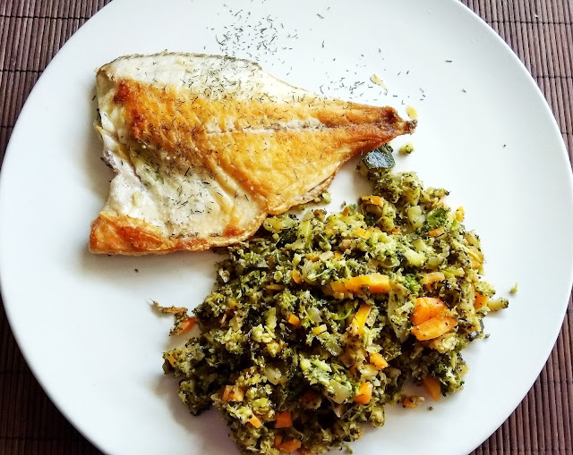 FALSO ARROZ DE BRÓCOLI CON VERDURAS Y DORADA