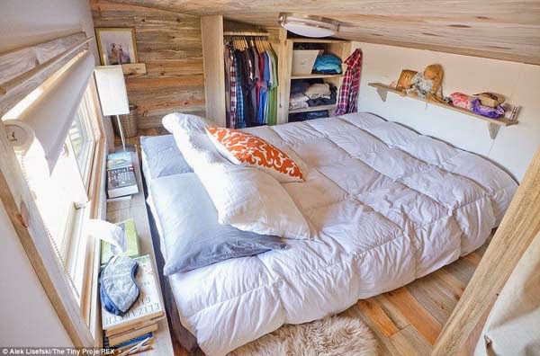 The small space isn’t oppressive, in fact, it’s snug and comfortable.