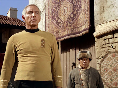 Imagen del capitán Ronald Tracey en el episodio “The Omega Glory” donde se ve la insignia del uniforme.