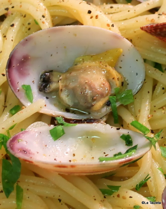 Espaguetis marineros con almejas - Spaghetti alle vongole - La Tauleta