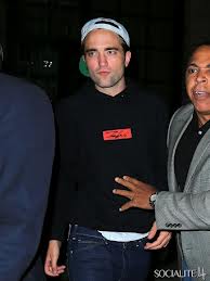 Robert Pattinson Sguardo Triste E Look Trasandato