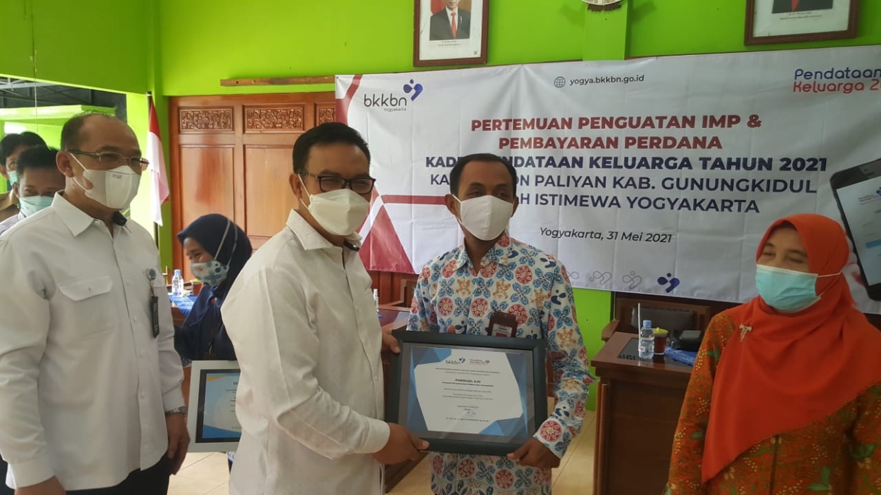 Terbaik Nasional Dalam Input Data Pk21 Kepala Bkkbn Beri Apresiasi Dan Bayar Perdana Kader Pendata Paliyan Gunungkidul
