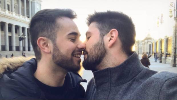 Censuran beso gay en Instagram por ‘inapropiado y ofensivo’ 