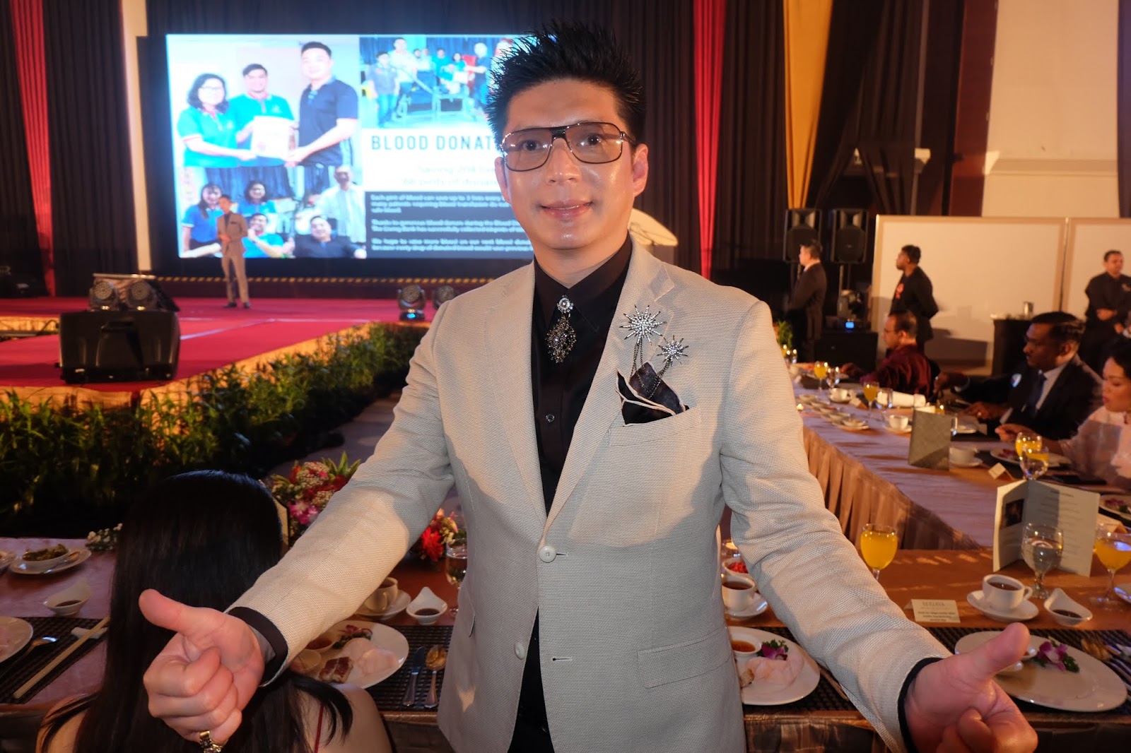 Kee Hua Chee Live! DR JANSON ANG, FOUNDER OF THE GIVING BANK, AWARDED TROPHIES TO CHARITABLE