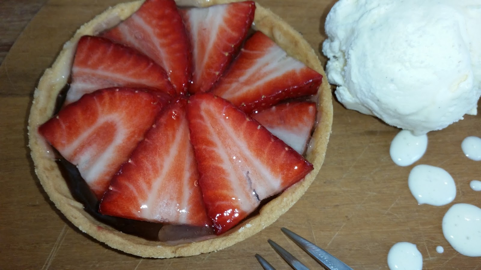 Erdbeer-Schokoladen-Tartelettes mit Vanille-Eis