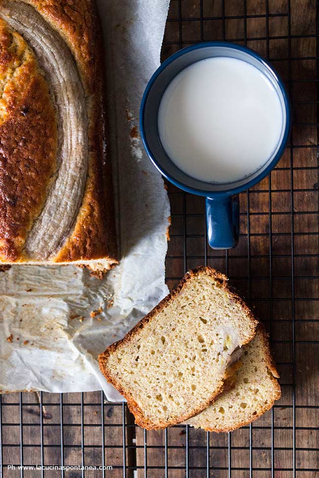 Foto con fetta di banana bread e tazza di latte