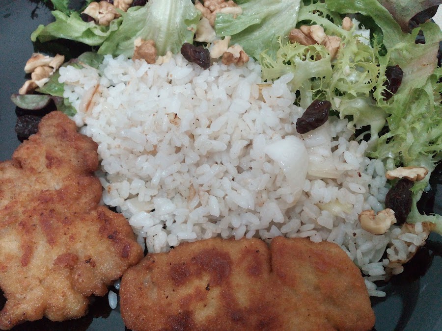 Plato combinado con ensalada de temporada, arroz con cebolleta y escalopines empanados