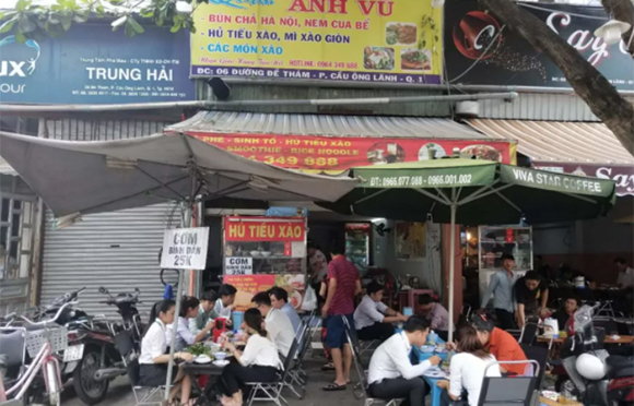 在越南，吃路邊攤比找情人更要緊