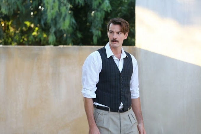 Ο «Κωνσταντής» από τις «Άγριες Μέλισσες» ποζάρει με μαγιό και φέρνει αναστάτωση στον γυναικείο πληθυσμό (φωτό)