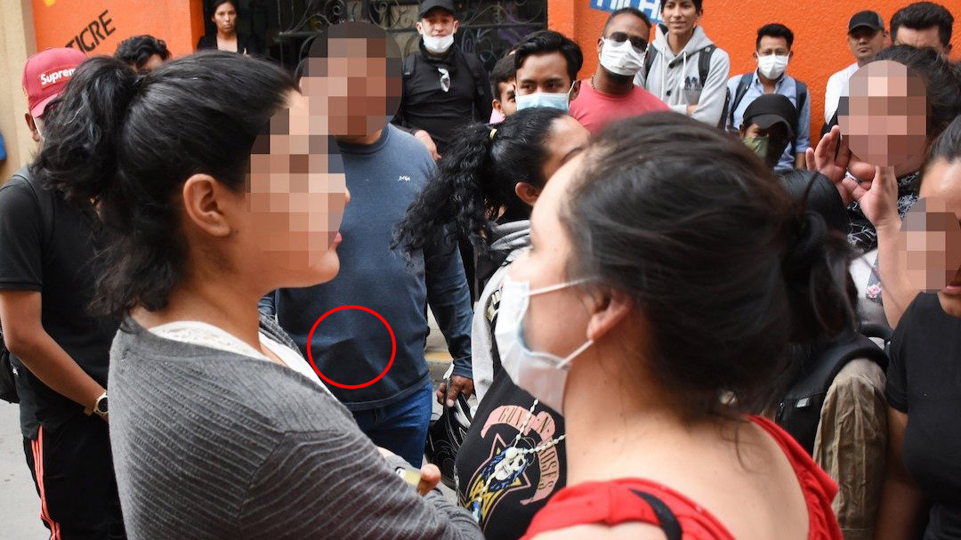 El círculo rojo enseña el arma que portaba un desconocido que amedrentó a periodistas de la ciudad de Cochabamba, el pasado miércoles 18 de diciembre / OPINIÓN