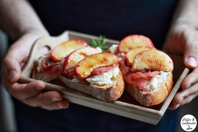 bruschetta con prosciutto crudo, ricotta e pesche grigliate - sedici, l'alchimia dei sapori: fruttati cremosi