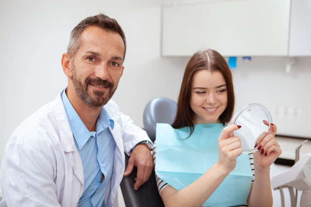Dentysta zakłada licówki dentystyczne w gabinecie Stomatologia Estetyczna Toruń