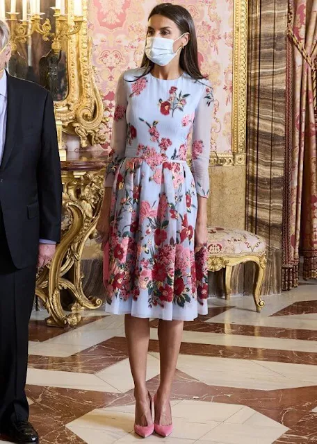 Queen Letizia wore an embroidered blue dress from the Resort 2018 Collection of Carolina Herrera. Magrit pink clutch and pink suede pumps