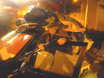 Idoso "expulso" de casa (sobre) vive no carro