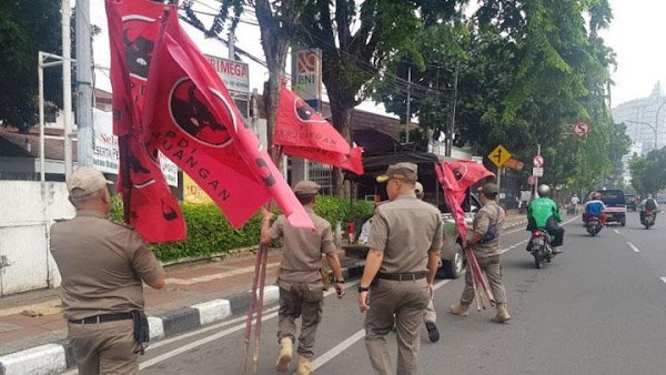 Ganggu Pemandangan dan Resahkan Warga, 500 Bendera dan Spanduk PDIP Diturunkan