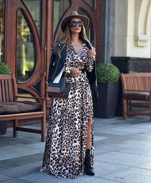Dlouhé leopardí šaty s koženou bundou