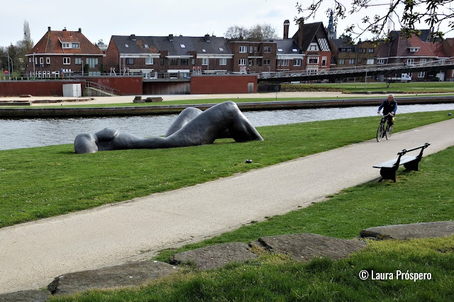 Moeder Aader II é uma escultura gigante, obra da artsita belga Ann Deman