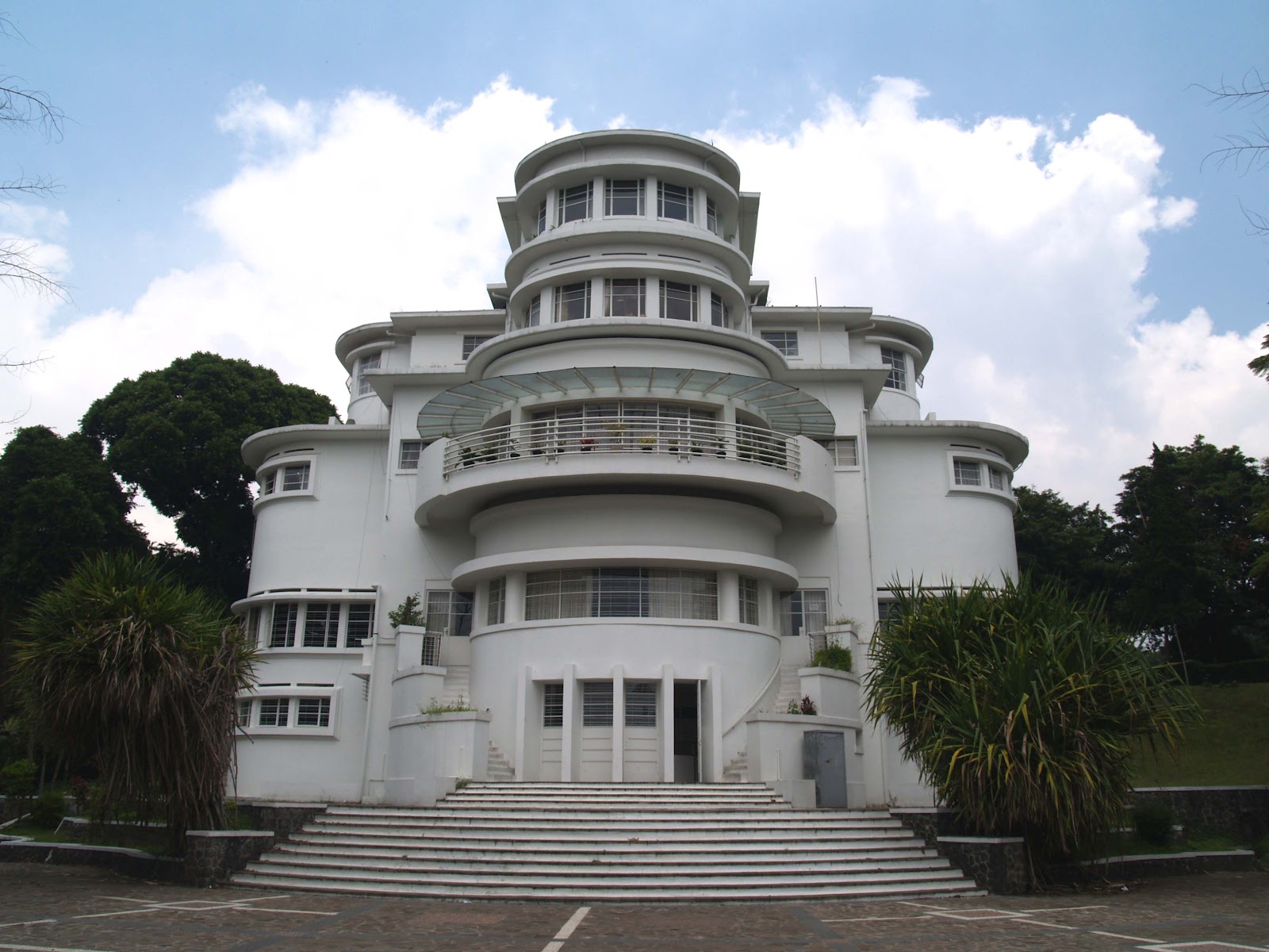 colourful life: Konservasi Arsitektur - Villa Isola, Bandung