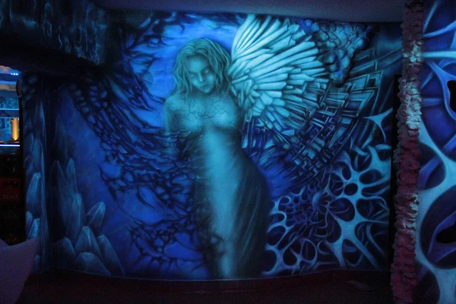 Malowanie anioła na ścianie, mural 3D, aranżacja klubu efekt luminescencji ścian