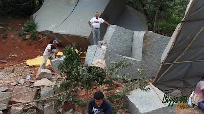 Bizzarri fazendo o que gosta, garimpando pedras na pedreira. Na foto escolhendo pedra folheta de granito cinza claro e pedra paralelepípedo cinza claro. Pedra para parede de pedra, calçamento de pedra, pedras para revestimento de pedra, muro de pedra, escada de pedra e pedras para caminho de pedra no jardim.