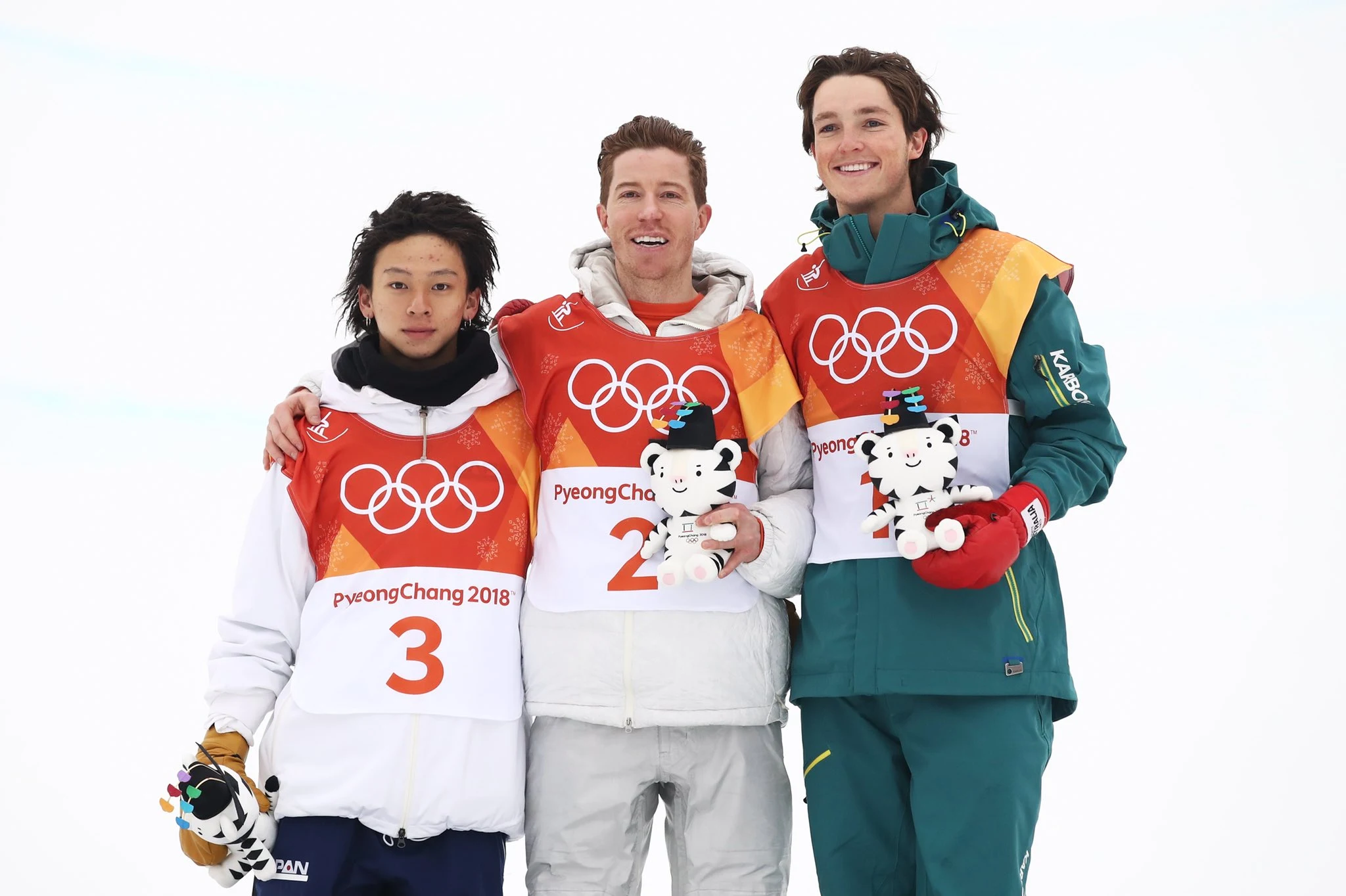 平昌オリンピックのスノーボード男子ハーフパイプの表彰台に上がったショーン・ホワイトと平野歩夢とスコッティ・ジェームス