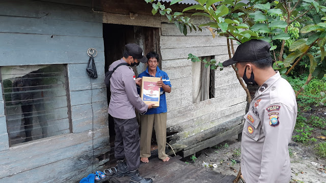 Masyarakat Yang Terdampak Covid-19 Mendapat Bantuan Paket Sembako dari Kapolres Natuna