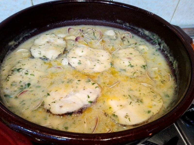 Cazuela de merluza con almejas en salsa verde.