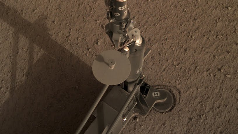 NASA: Sonda InSight inizia a scavare su Marte, ma si imbatte in qualcosa.