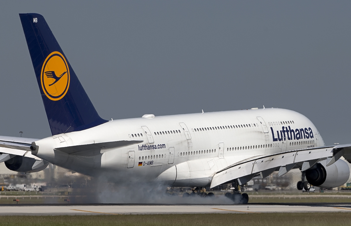 Lufthansa A380 Hard Touchdown at Miami International Airport